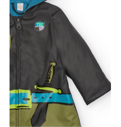 Chubasquero para niño en negro con capucha y estampado de caballero-Tuc Tuc