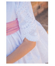 Vestido Plumeti Bordado Cinturón Musola Fresa-Coco Ceremonia