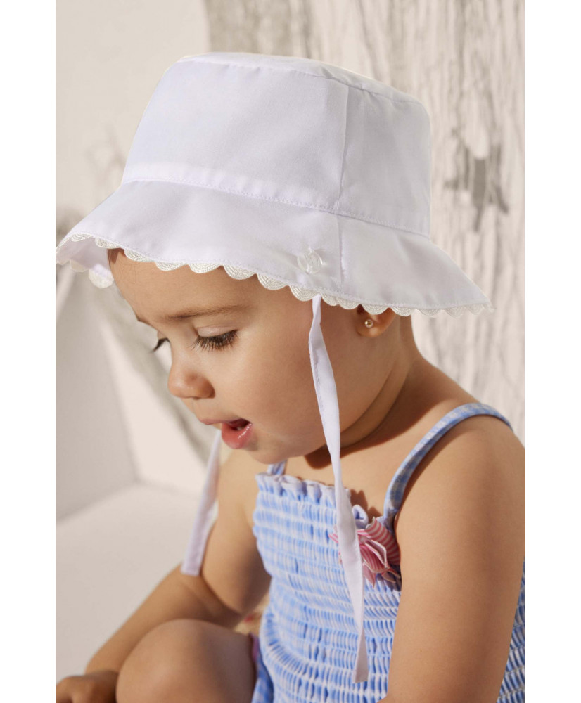 GORRO DE PLAYA BEBÉ EN BLANCO LISO AJUSTABLE-Ysabel Mora