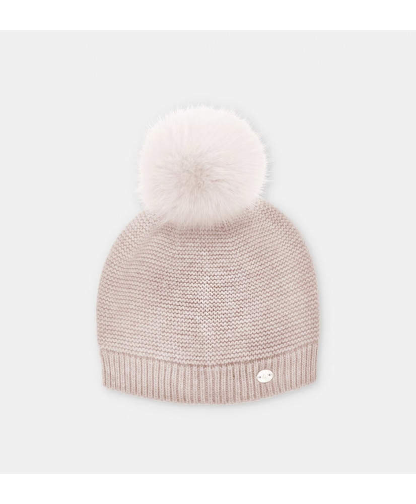 Gorro de niña de punto con pompón de pelo natural en rosa palo-Martín Aranda Gorro de niña de punto con pompón de pelo natural en rosa palo-Martín Aranda